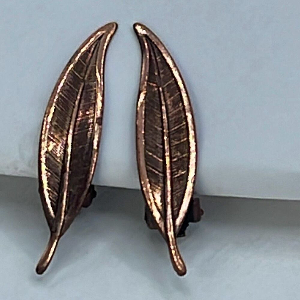 Vintage copper climber leaf earrings.